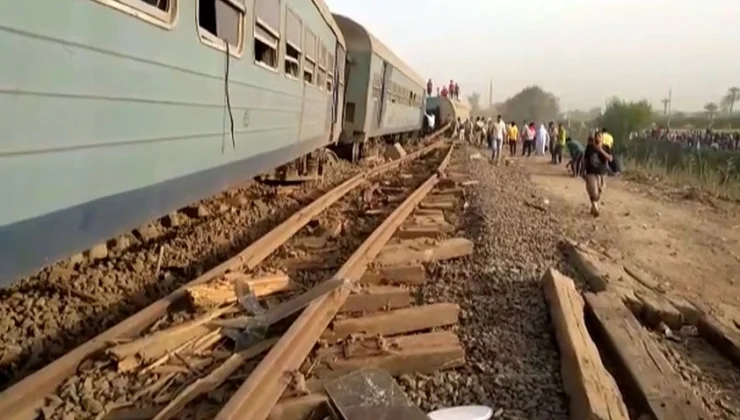 İki yolcu treni çarpıştı! Ölü ve yaralılar var