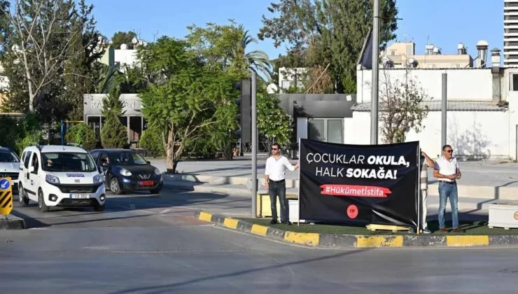 CTP, “Çocuklar okula, halk sokağa, hükümet istifa” sloganıyla eylem yaptı