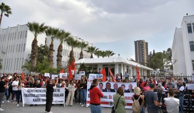 KTOEÖS, Başbakanlık önünde yaptığı eylemde, eğitimde yaşanan sorunlara dikkat çekti