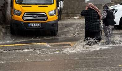 İzmir’de etkili olan kuvvetli sağanak yağış insanlara zor anlar yaşatırken hayatı felç etti!