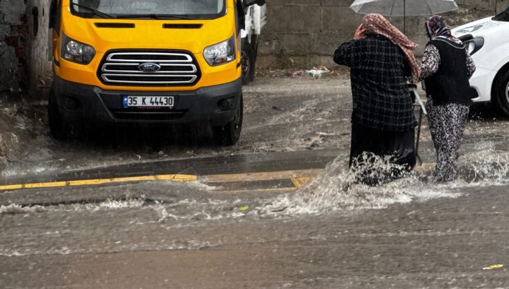 İzmir’de etkili olan kuvvetli sağanak yağış insanlara zor anlar yaşatırken hayatı felç etti!