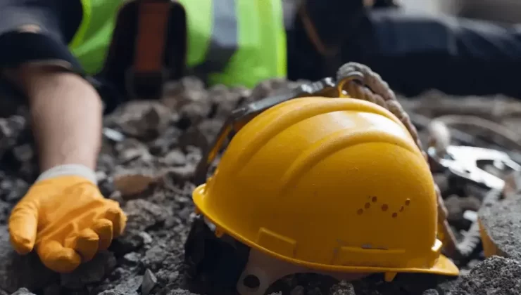 Bir siteye elektrik verilmesi için elektrik direği dikmeye çalışan bir kişinin üzerine devrilen direk ölümüne neden oldu