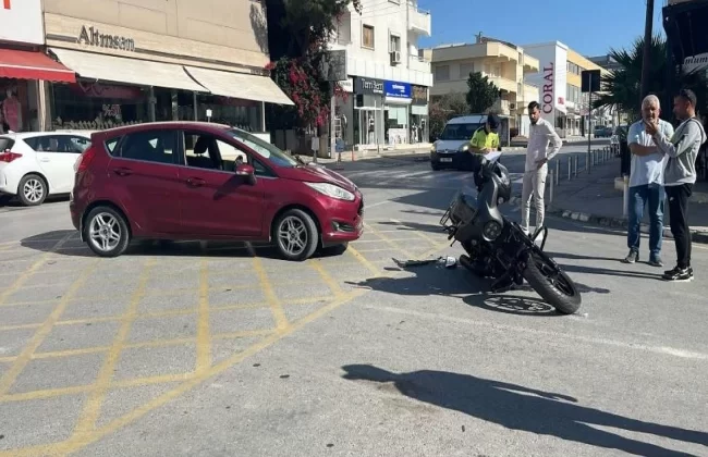 Lefkoşa’da yolda U dönüşü yapmaya çalışan sürücü motosikletliye çarptı